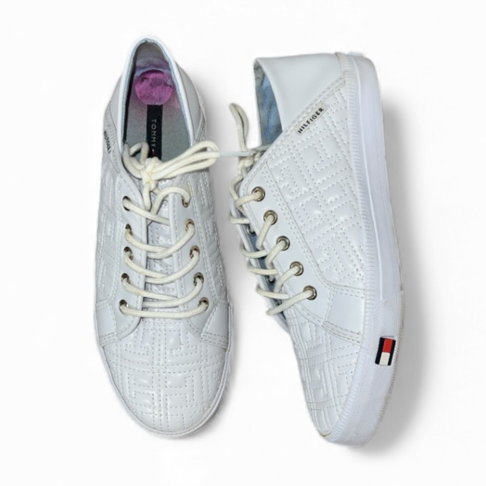 Tommy Hilfiger Women's White Embossed Sneakers preppy classic sz 6.5